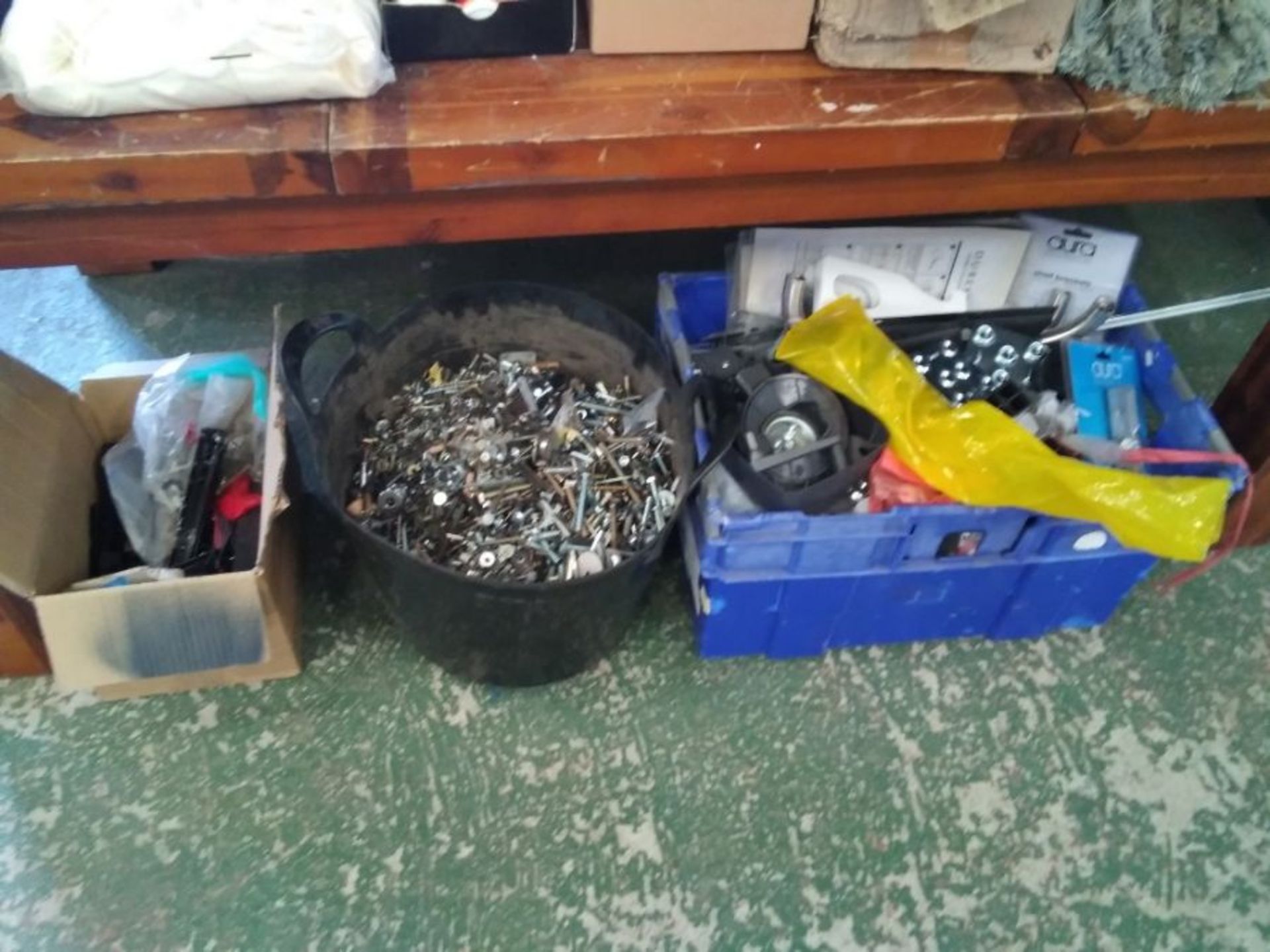 LARGE QUANTITY OF FIXINGS & MISCELLANEOUS