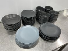 Quantity of Plates & Bowls Comprising; 11no. Plates 260mm, 15no. Plates 200mm, 11no. Bowls 220mm &