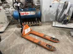 Doosan Pallet Truck, Max Capacity 2000 Kgs