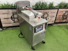 Henny Penny PFE500 Mobile Stainless Steel Fast Run Gas Pressure, Fryer 3-Phase, 470 x 970 x 1250mm