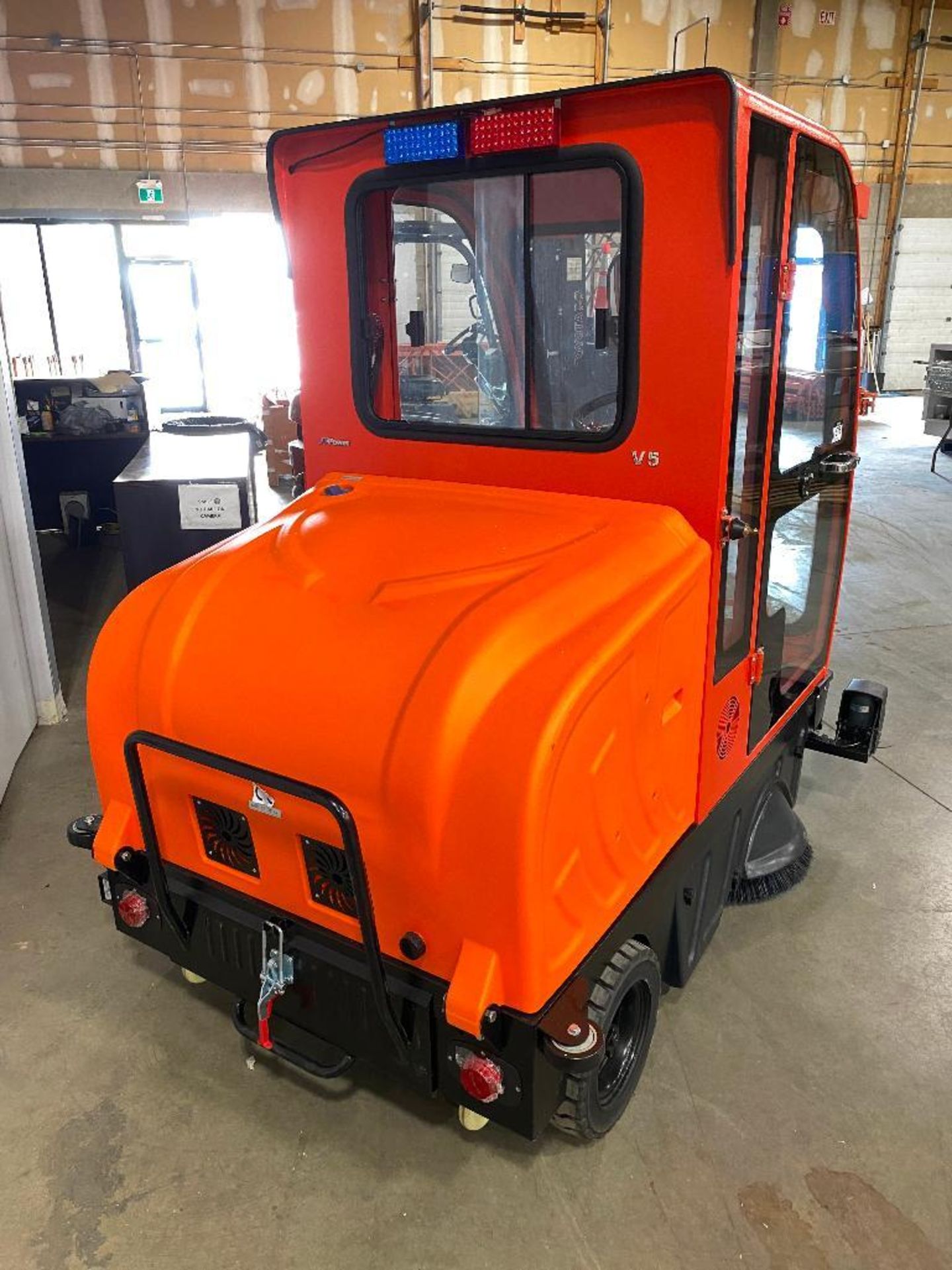 New 2022 Aokeqi 0S-V5 72" Wide Ride-On Electric Industrial Floor Sweeper - Image 4 of 12