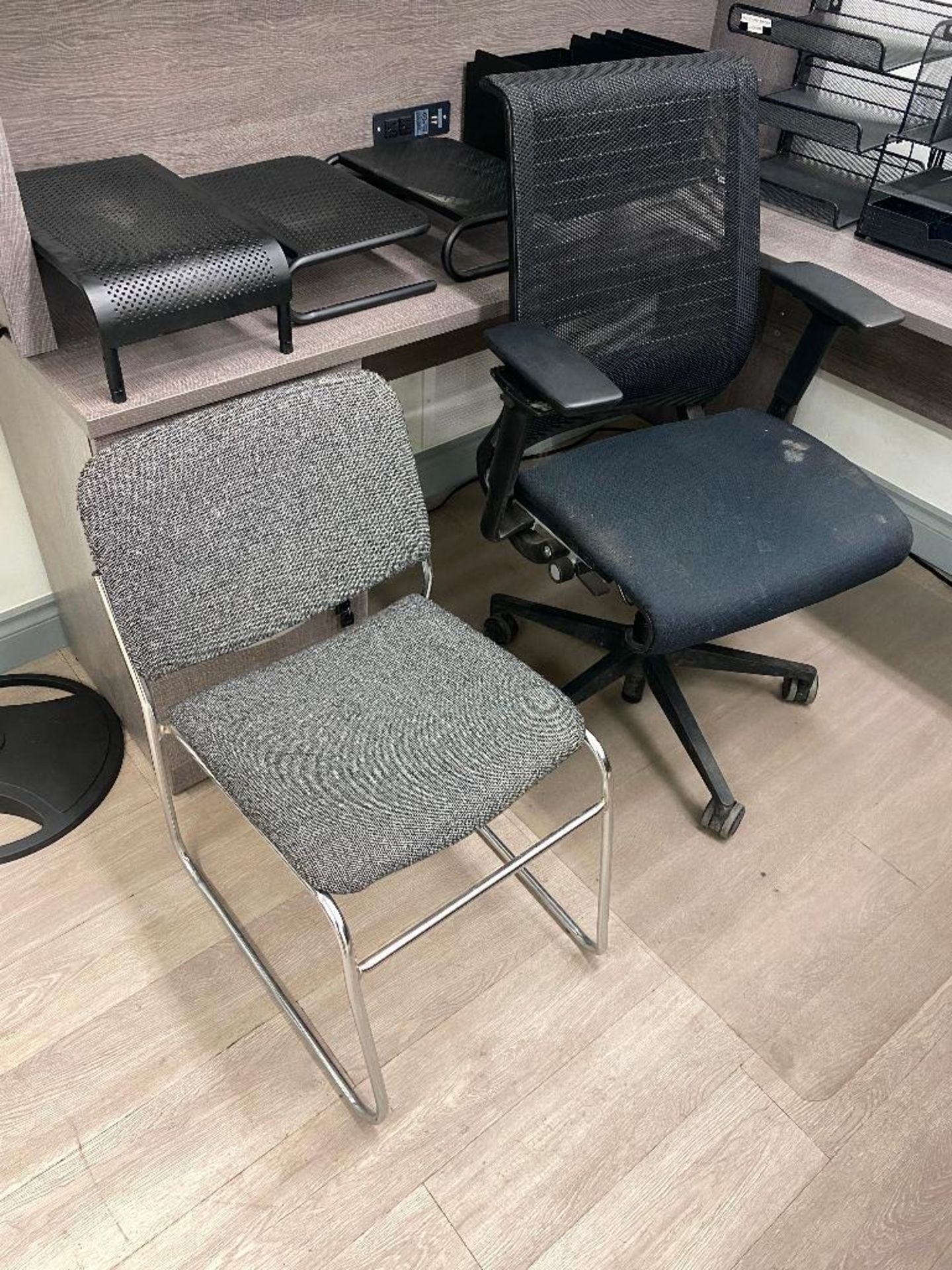 U-Shape Desk w. Overhead and (2) Chairs - Image 3 of 3