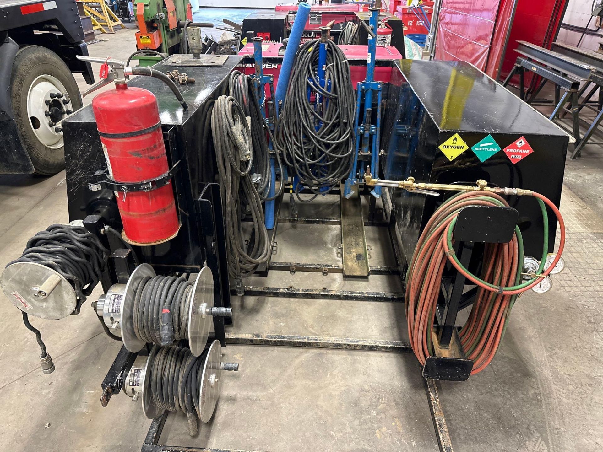 Lincoln Electric 305G Ranger Gas Welder w. Welding Skid incl. Tool Cabinets, Hose Reels, Hoses - Image 4 of 9