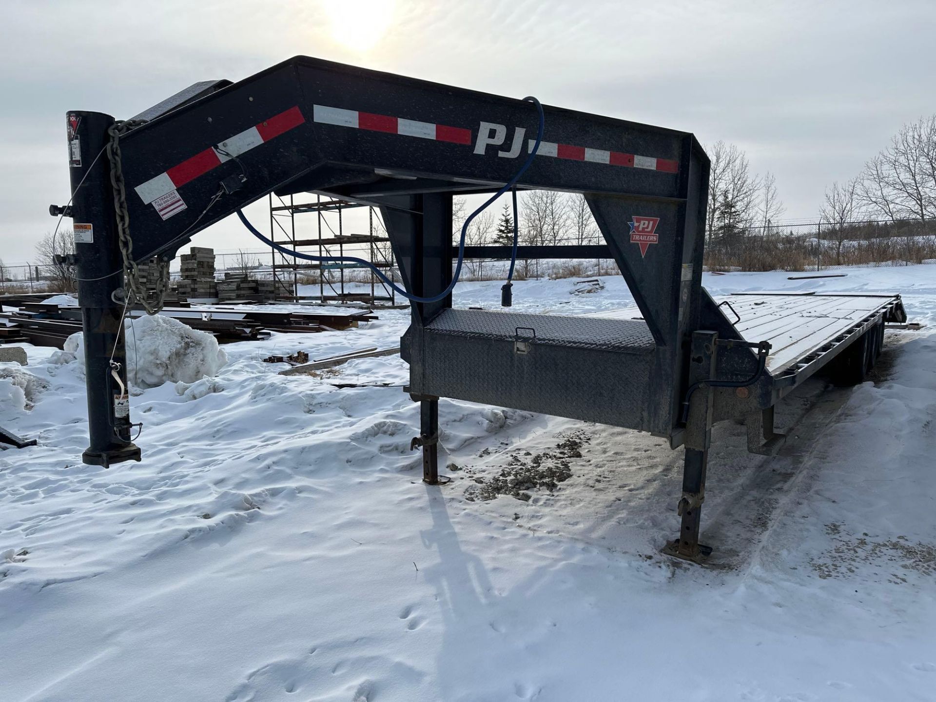 2021 PJ Trailer 32' Tri/A Gooseneck Trailer w. Beaver tails and ramps SN: 4P5LS3232L1314737