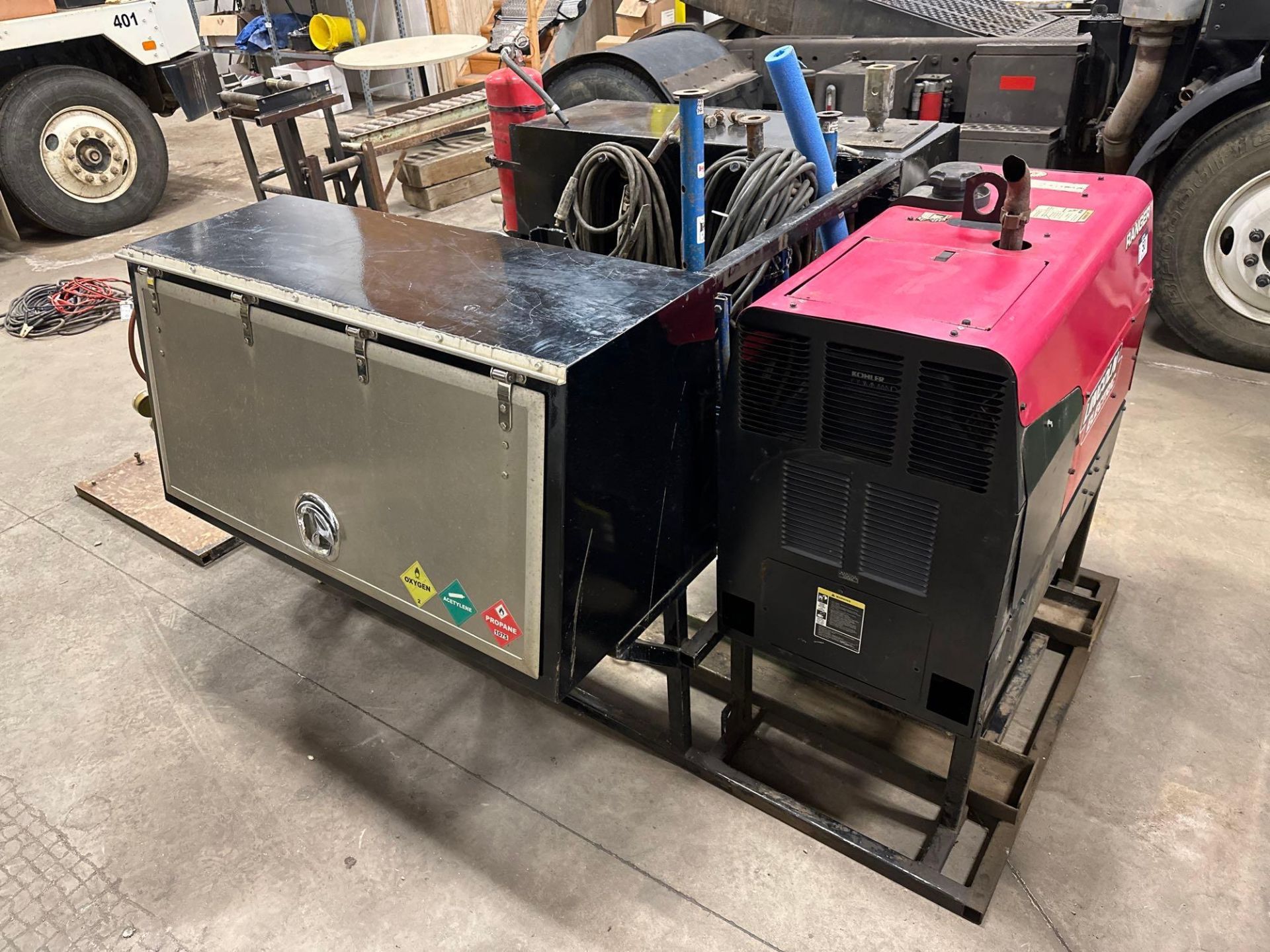 Lincoln Electric 305G Ranger Gas Welder w. Welding Skid incl. Tool Cabinets, Hose Reels, Hoses - Image 2 of 9