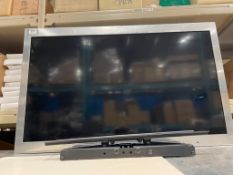 SAMSUNG DC43J 43" TELEVISION WITH WALL MOUNT BRACKET