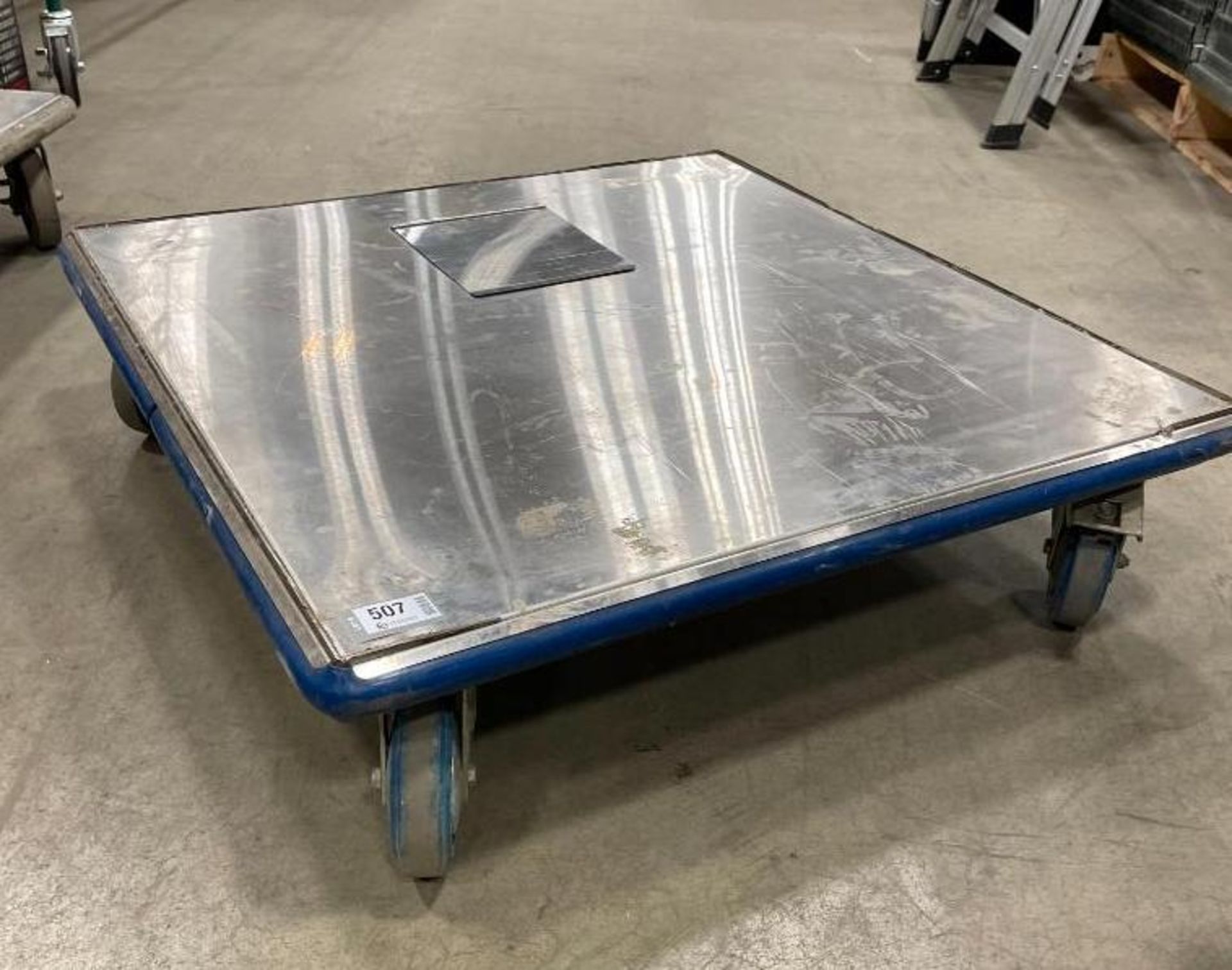 31.5" X 31.5" MOBILE STAINLESS STEEL PLATFORM - Image 4 of 4