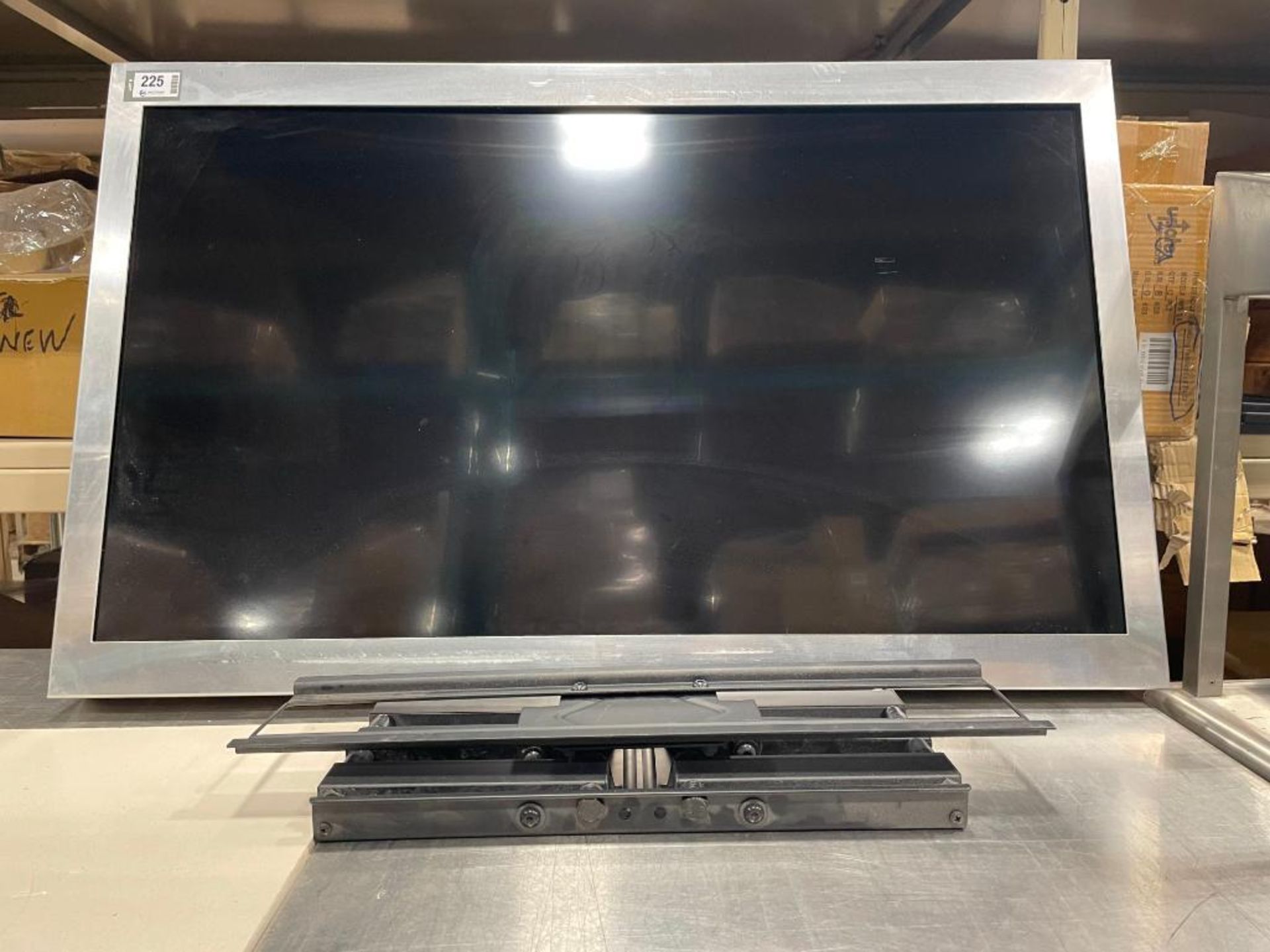 SAMSUNG DC43J 43" TELEVISION WITH WALL MOUNT BRACKET