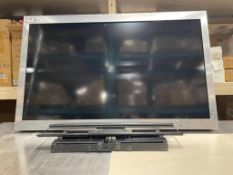 SAMSUNG DC43J 43" TELEVISION WITH WALL MOUNT BRACKET