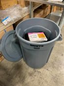 (1) RUBBERMAID BRUTE GARBAGE CAN WITH (4) 7 GALLON GARBAGE CANS