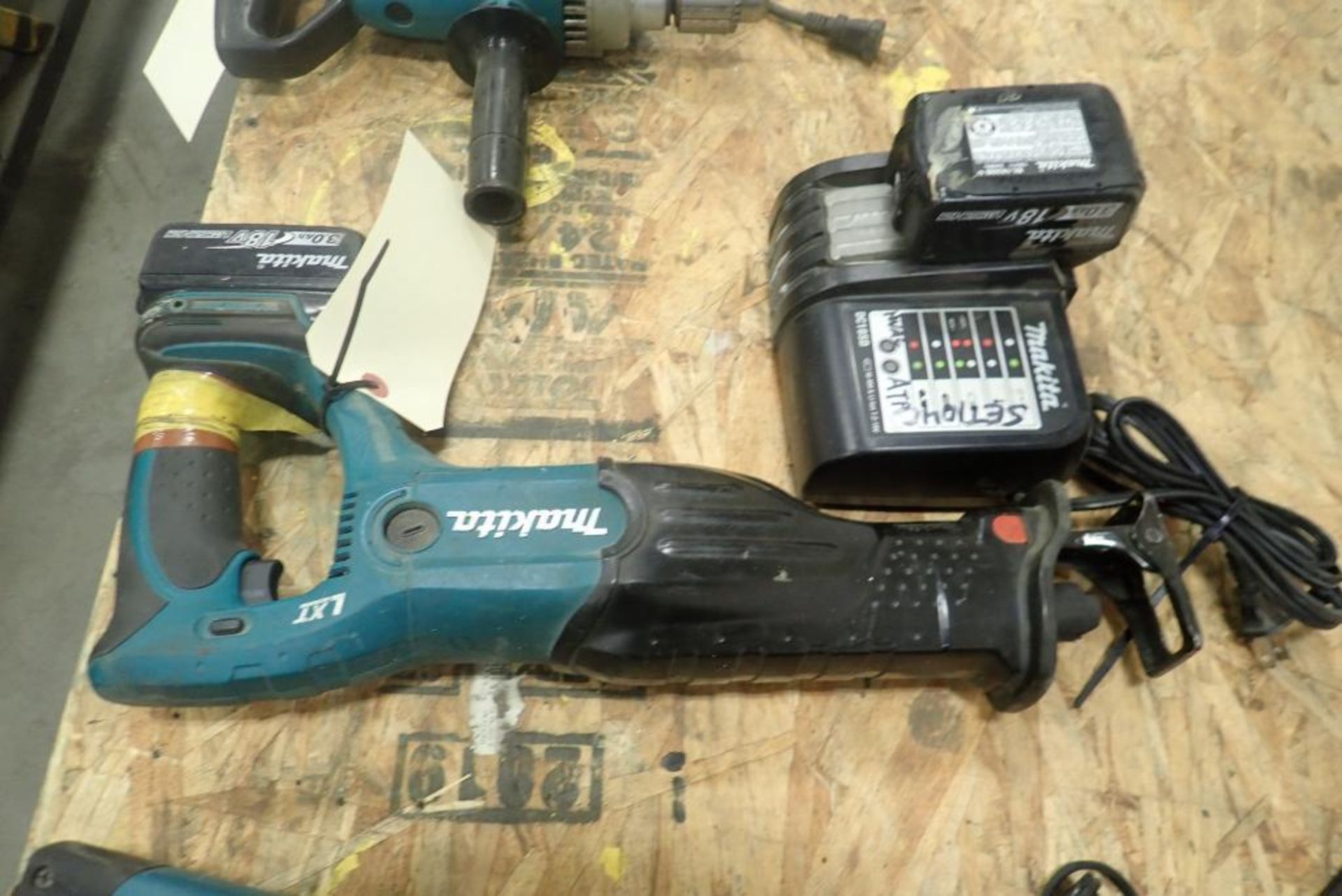 Milwaukee Cordless 18v Reciprocating Saw w/(2) Batteries and Charger.