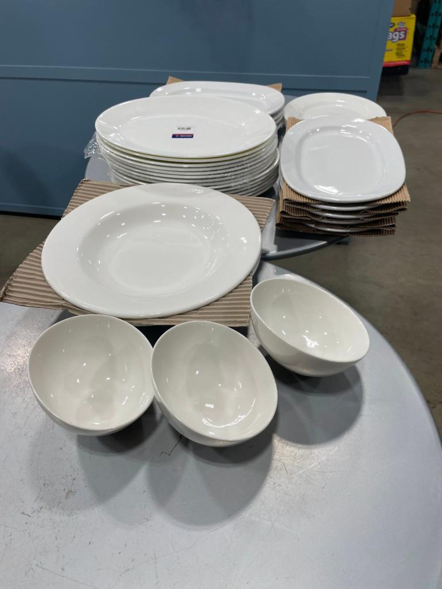 30 PIECES OF ASSORTED ARCOROC DINNERWARE - Image 3 of 4