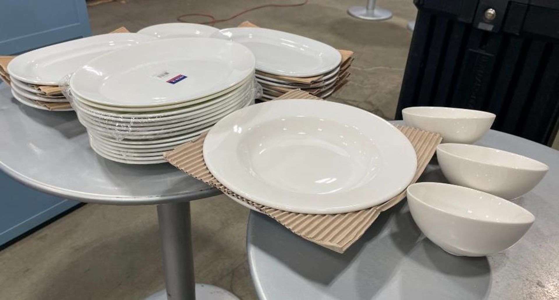 30 PIECES OF ASSORTED ARCOROC DINNERWARE - Image 2 of 4