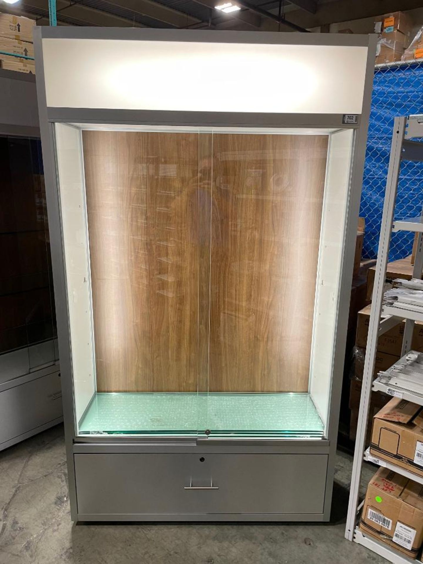 48" GLASS SLIDING DOOR DISPLAY CABINET WITH 1-DRAWER AND LIGHTING - Image 5 of 8