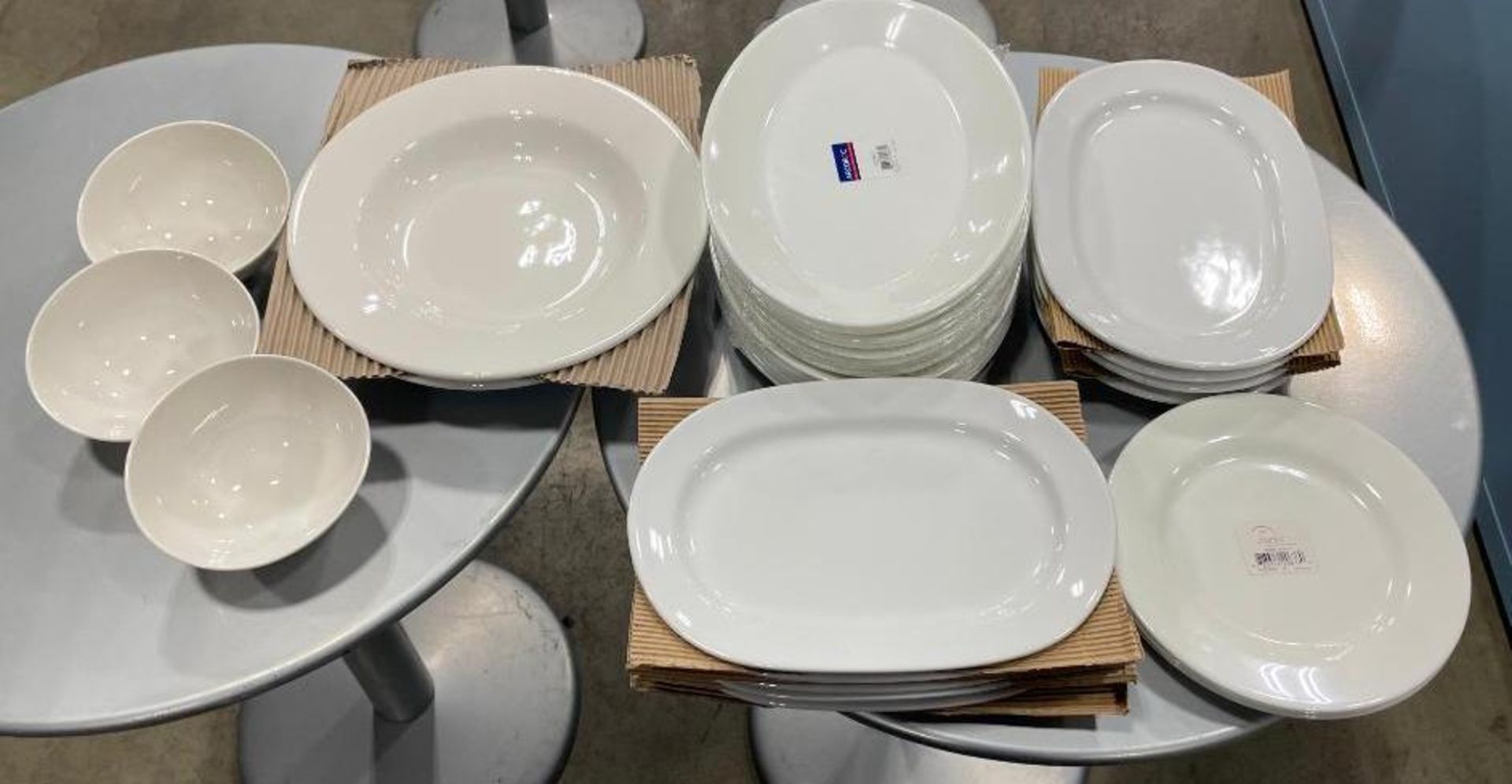 30 PIECES OF ASSORTED ARCOROC DINNERWARE - Image 4 of 4