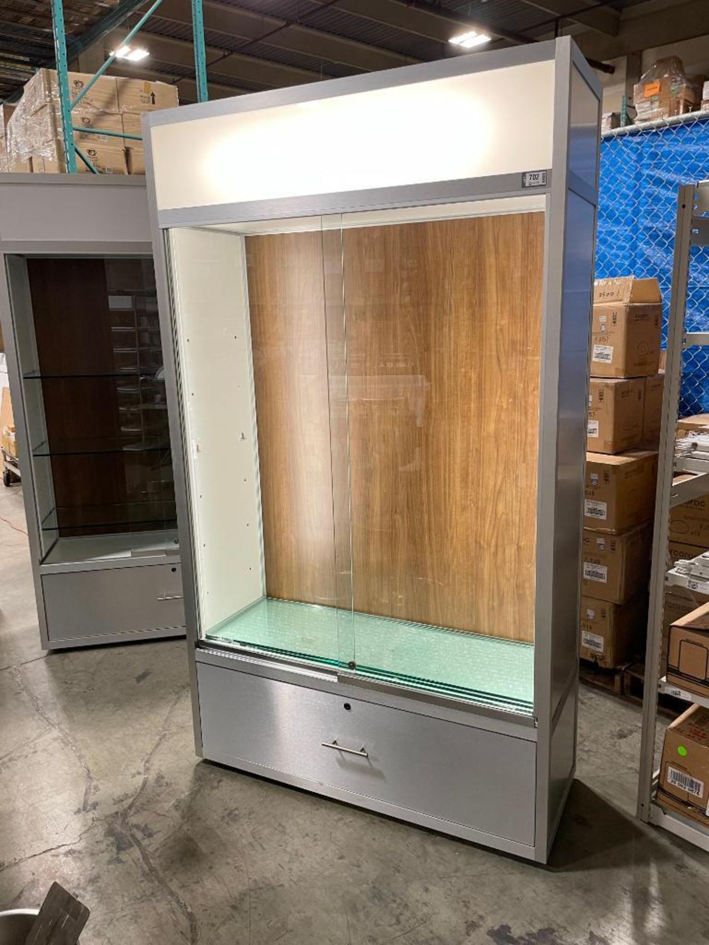 48" GLASS SLIDING DOOR DISPLAY CABINET WITH 1-DRAWER AND LIGHTING - Image 2 of 8