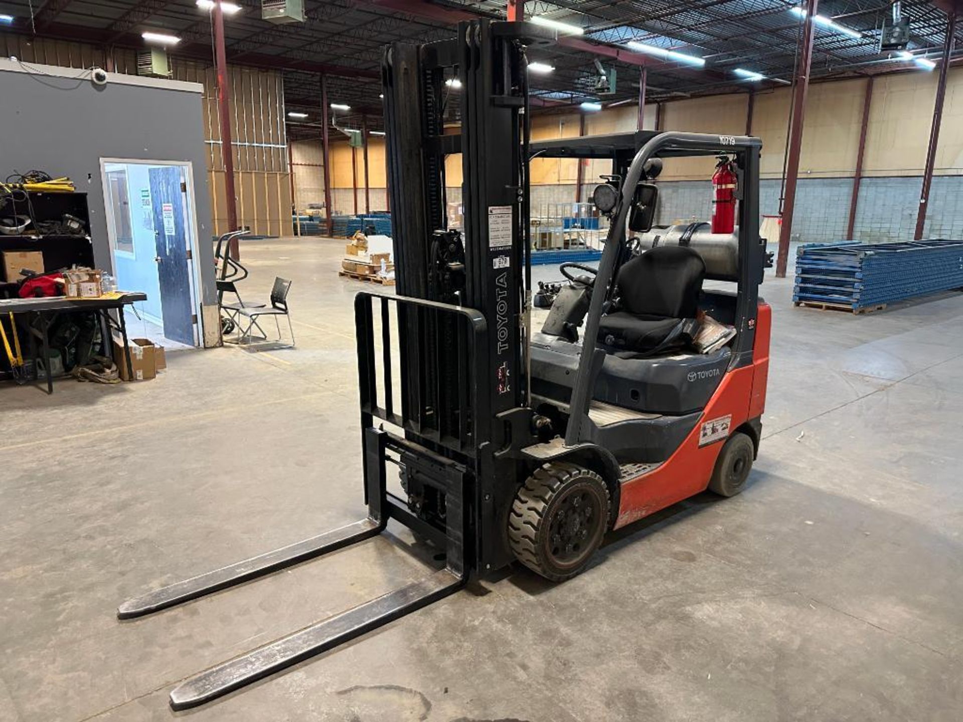 Toyota 8FGCU25 3850lb Forklift, LPG, 3-Stage, Side Shift, 10,005 hrs. Showing - Image 2 of 7