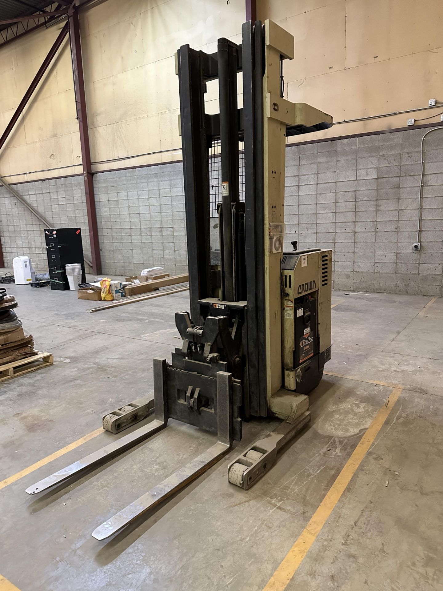 Crown RR 3000 Series Electric Stand-up Forklift ** DOES NOT OPERATE** - Image 5 of 7