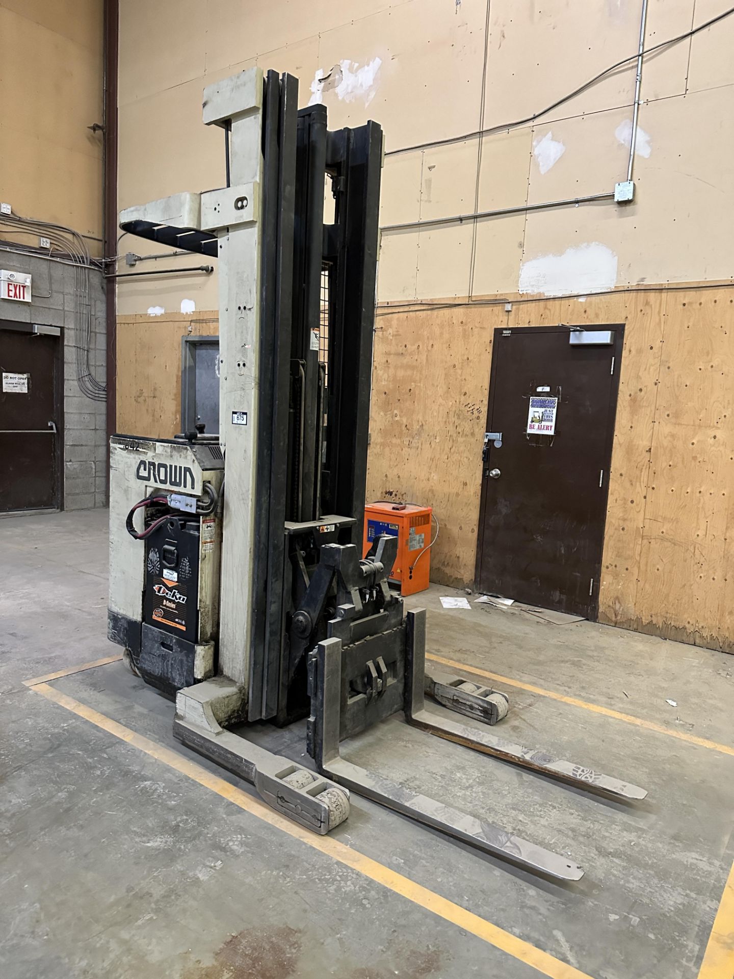 Crown RR 3000 Series Electric Stand-up Forklift ** DOES NOT OPERATE**