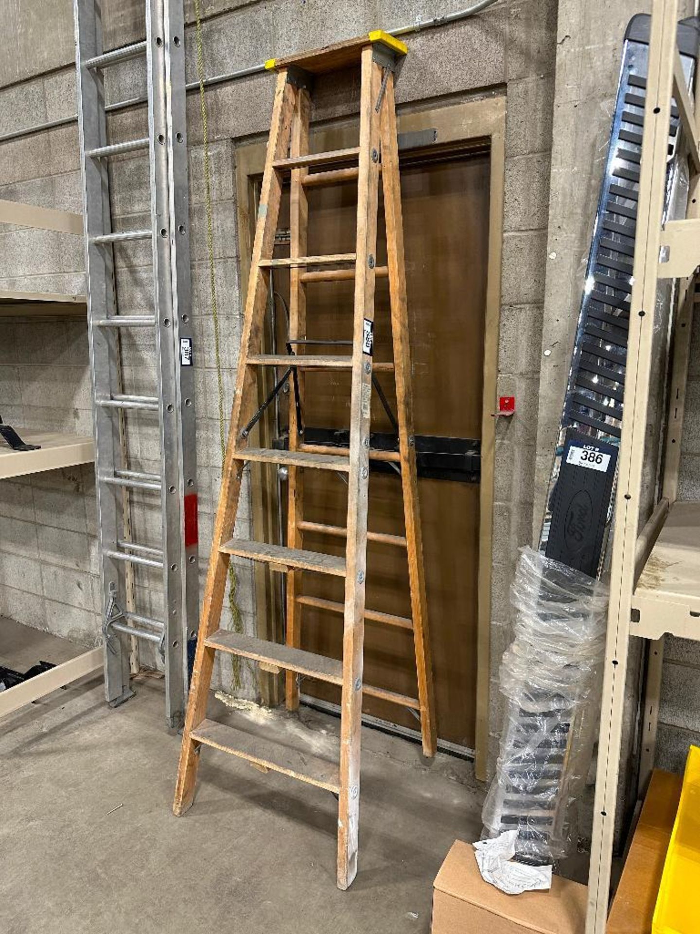 Sturdy Ladder 8' Wood Step Ladder