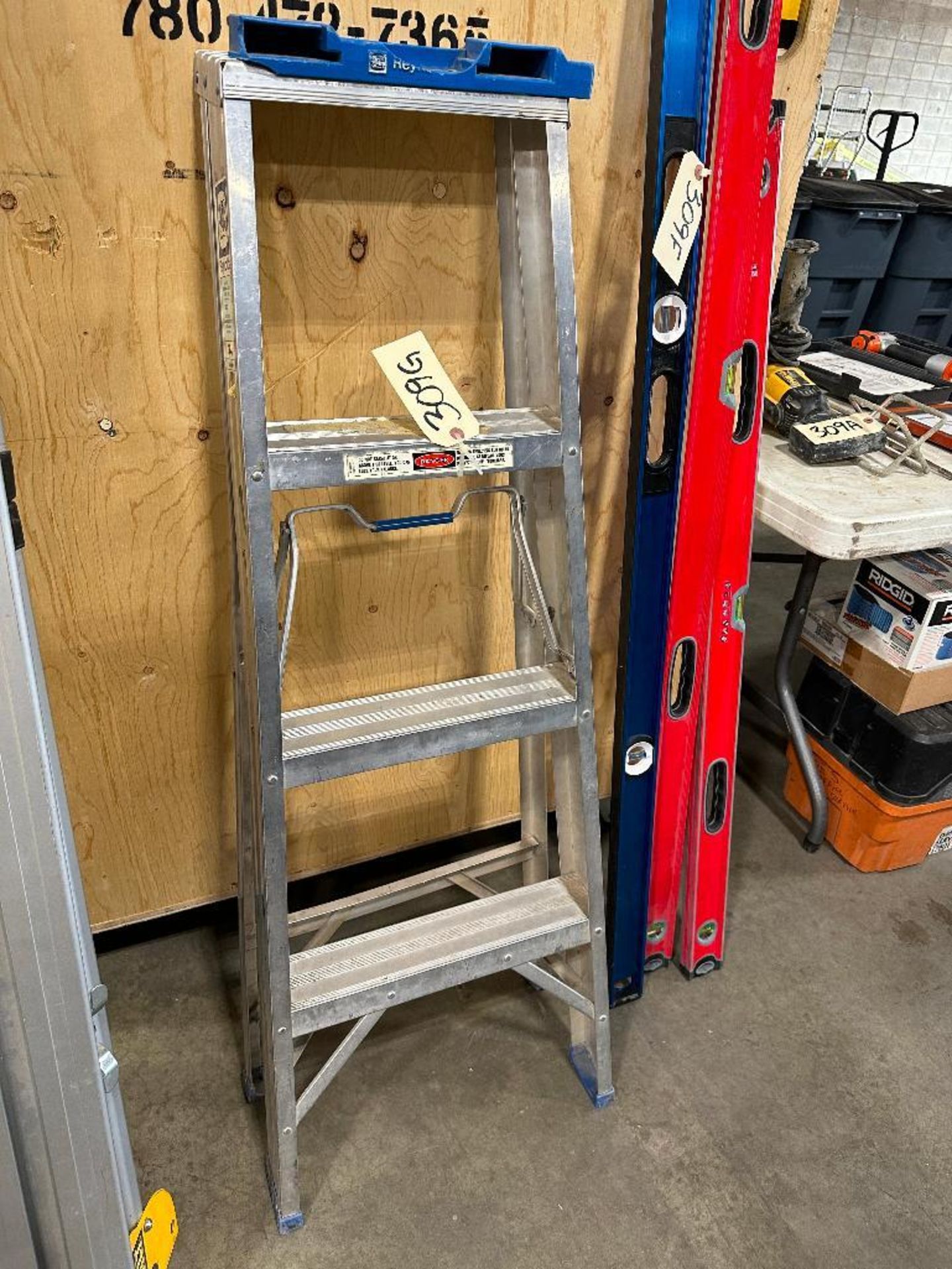 Reynolds Aluminum 4’ Step Ladder - Image 2 of 3