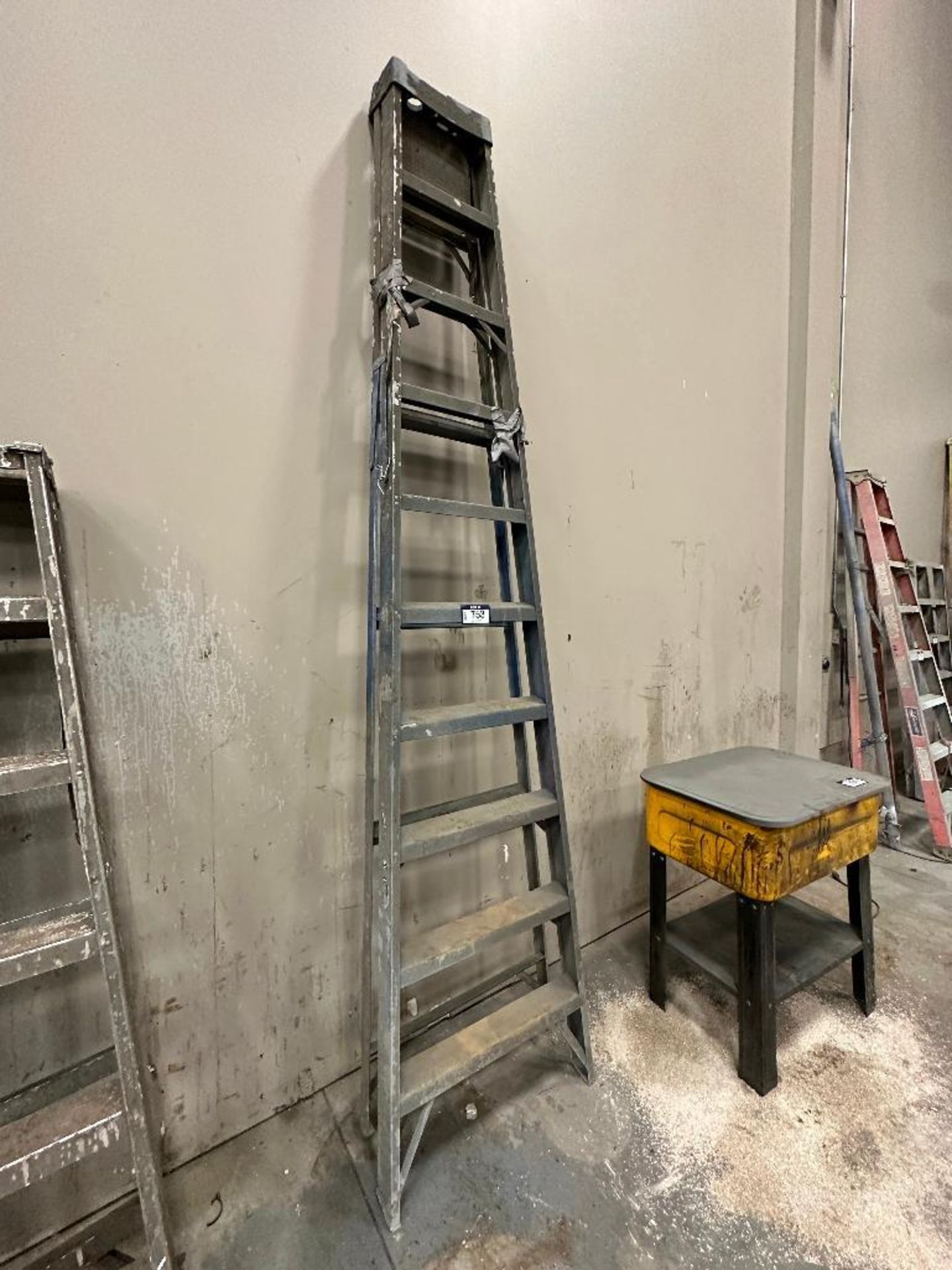 10' Aluminum Step Ladder - Image 2 of 2