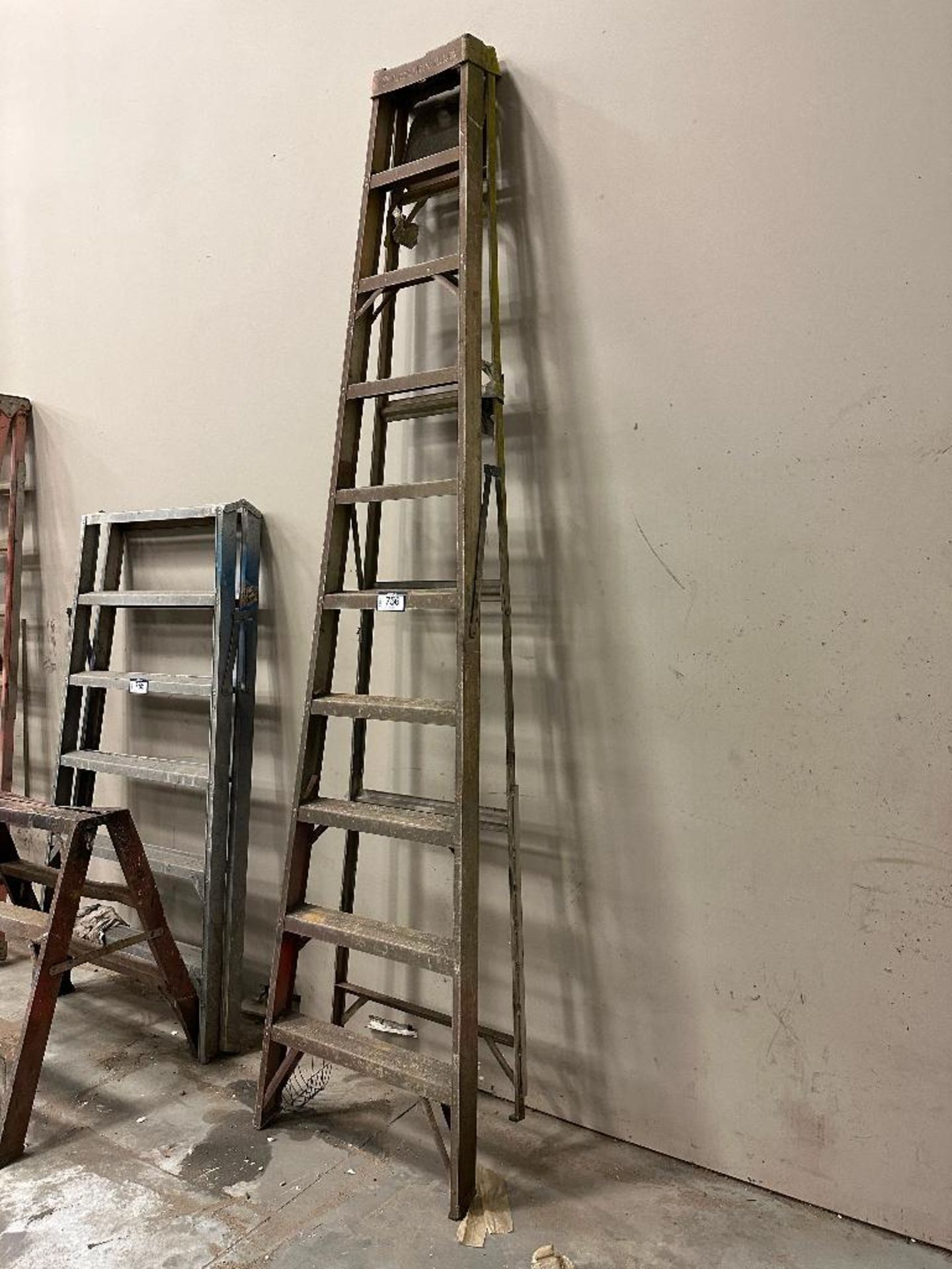 10' Aluminum Step Ladder - Image 2 of 2