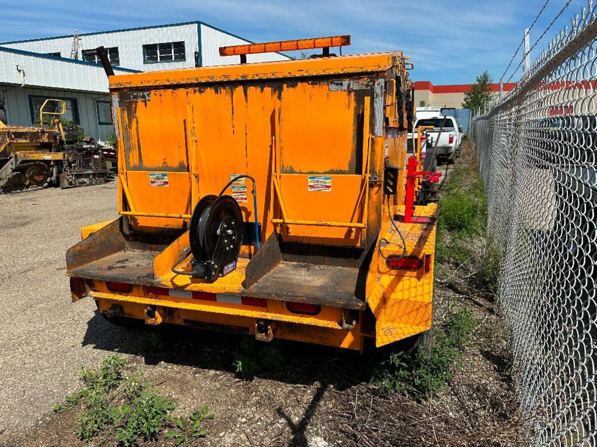 2020 KM International 8000T 4-ton Asphalt Hotbox Trailer VIN: 1K9BU2020LN246183 - Image 4 of 14