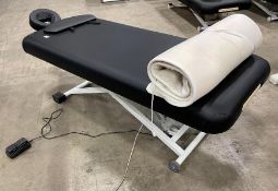 ELECTRIC LIFT MASSAGE TABLE WITH EARTHLITE FLEECE MASSAGE TABLE WARMER