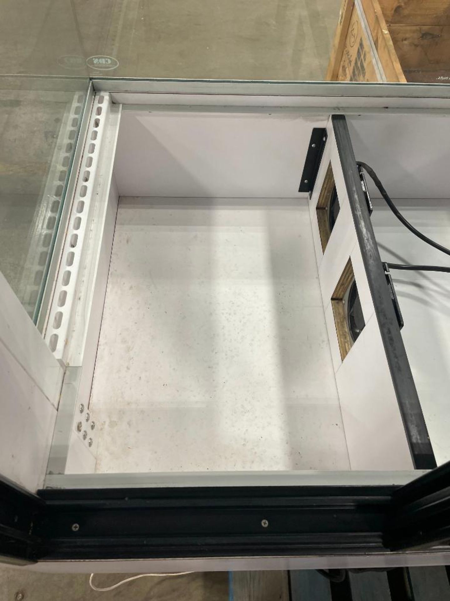 CANADIAN DISPLAY SYSTEMS SQRD6 72" REFRIGERATED DISPLAY CASE - Image 11 of 23