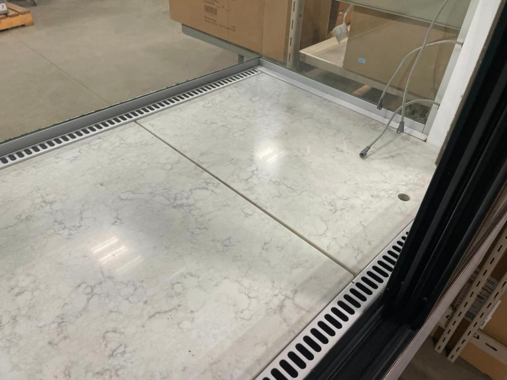 CANADIAN DISPLAY SYSTEMS SQRD6 72" REFRIGERATED DISPLAY CASE - Image 20 of 23