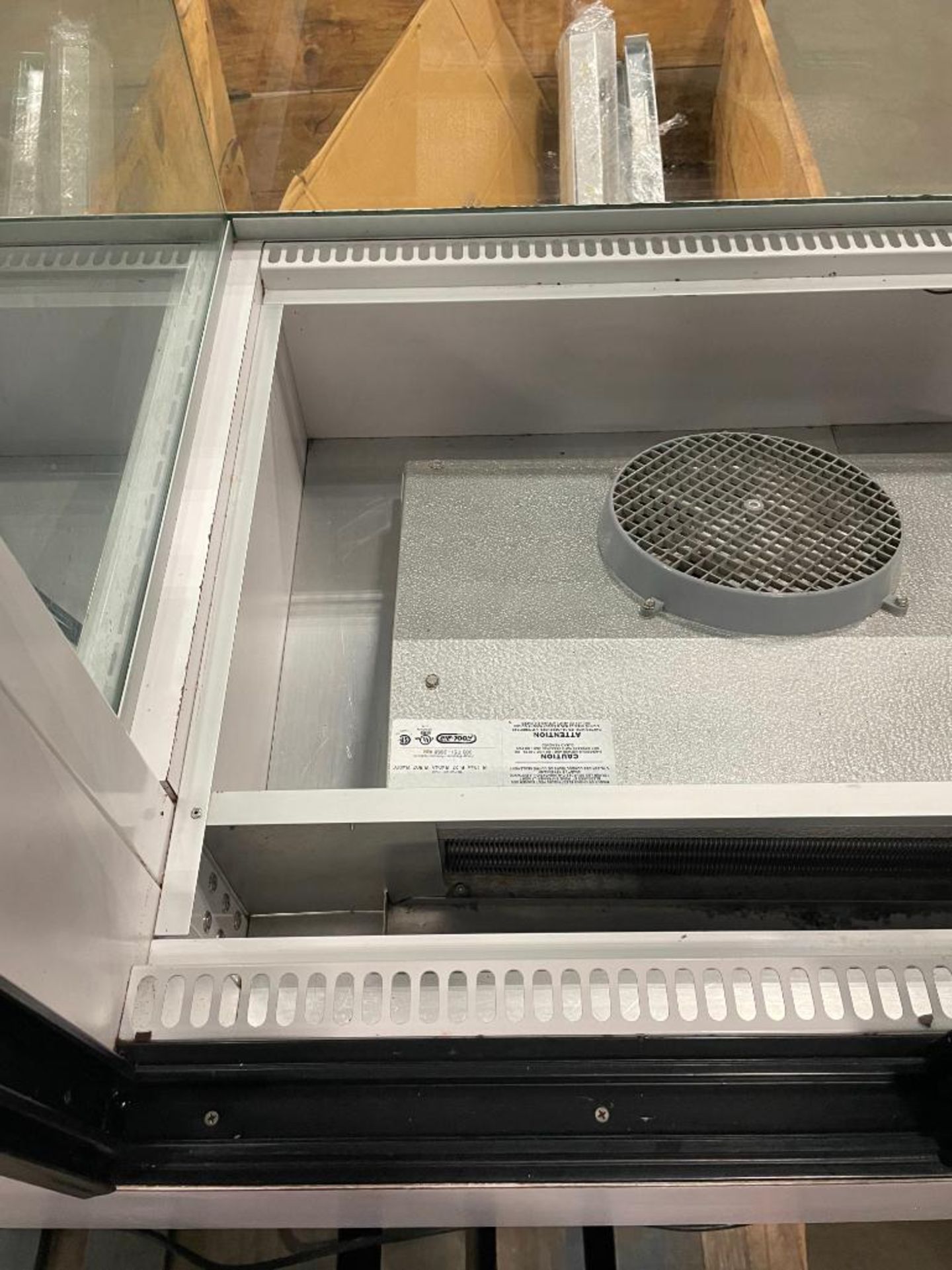 CANADIAN DISPLAY SYSTEMS SQRD6 72" REFRIGERATED DISPLAY CASE - Image 13 of 23