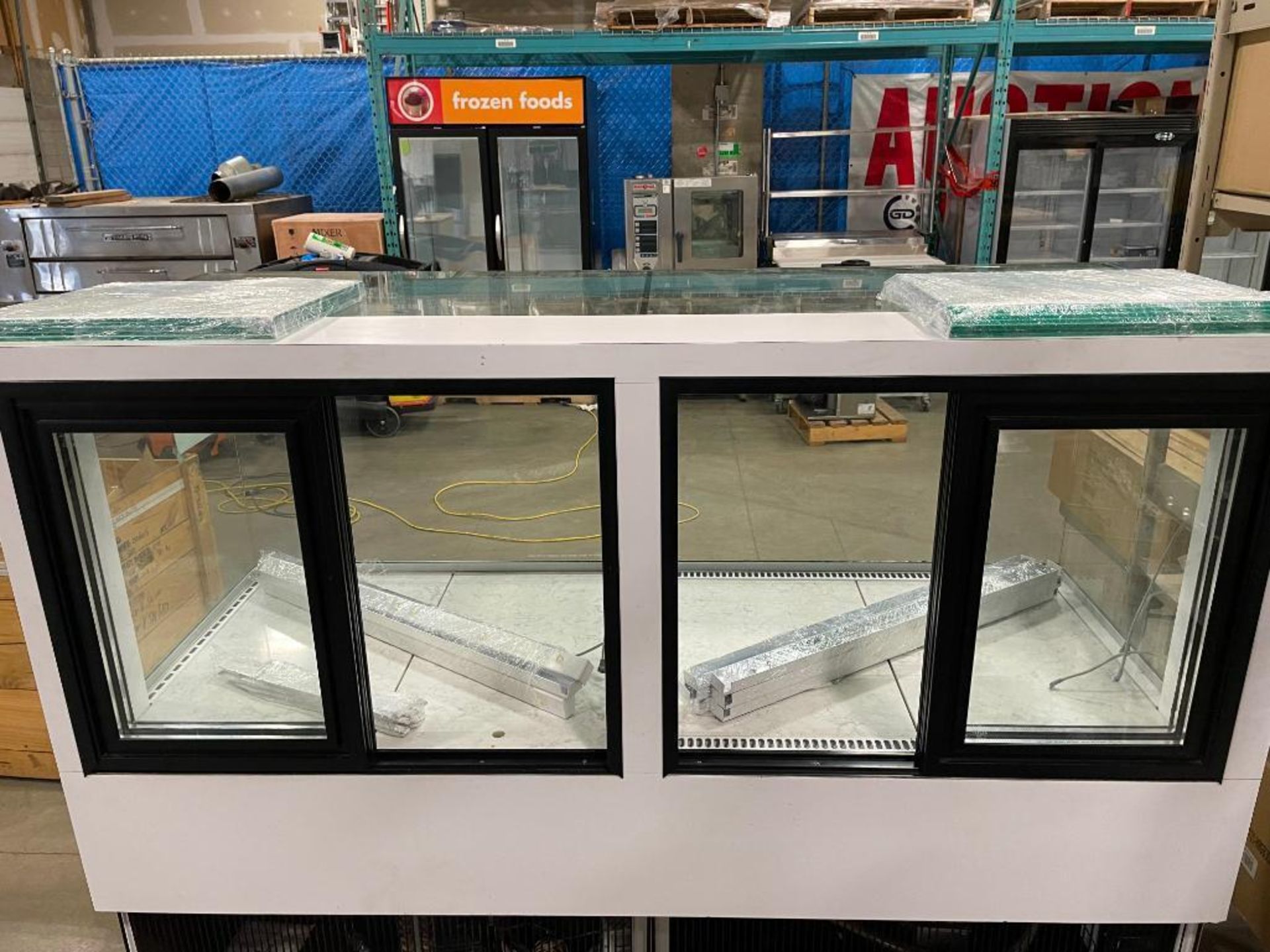 CANADIAN DISPLAY SYSTEMS SQRD6 72" REFRIGERATED DISPLAY CASE - Image 22 of 23