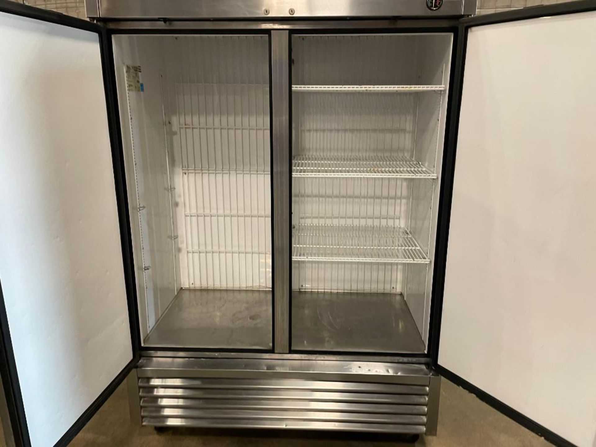 TRUE T-49F DOUBLE SOLID DOOR FREEZER - Image 3 of 9