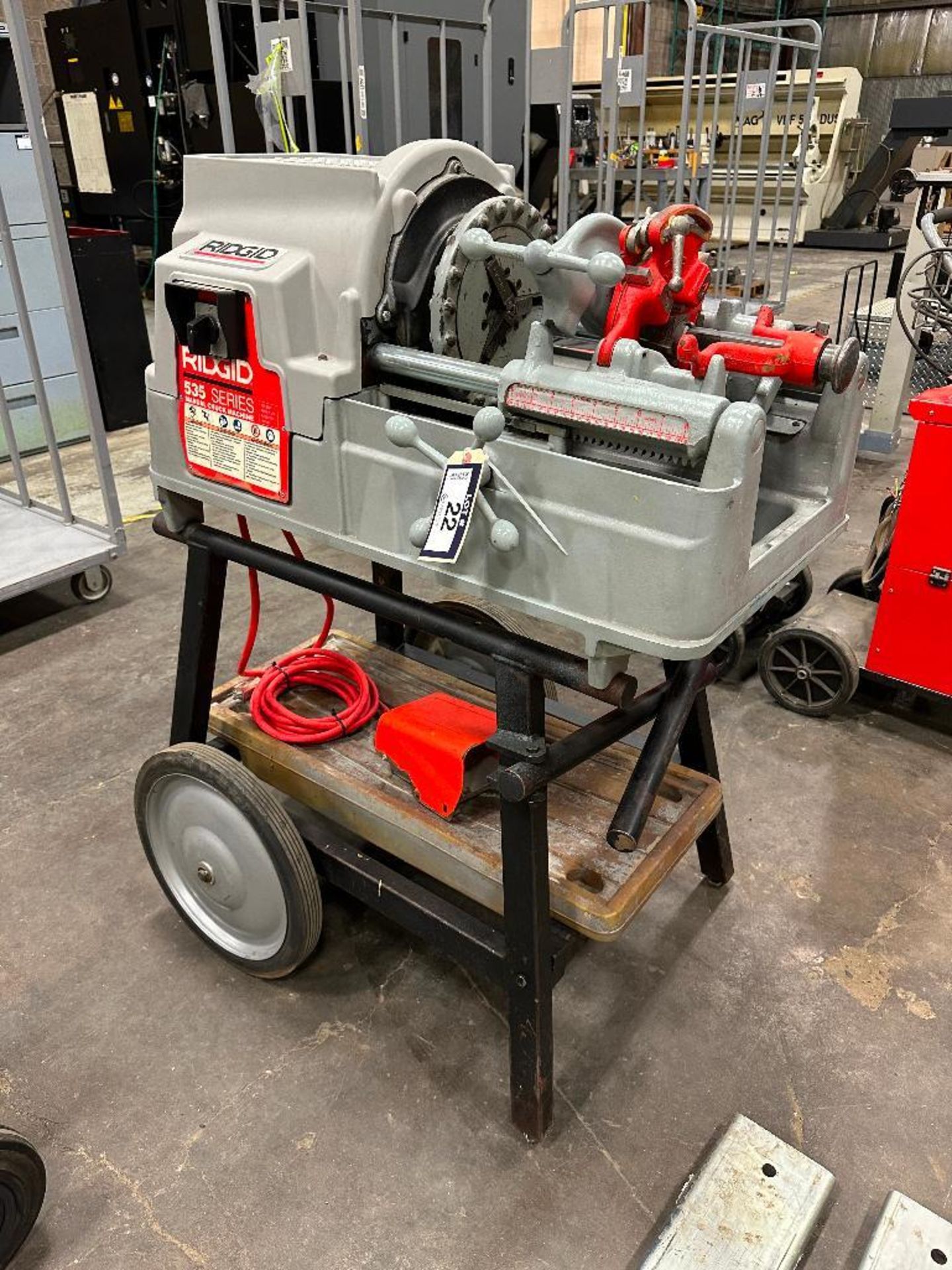 Ridgid 535 Manual Chuck Threader w/ Cutter, Reamer, Foot Pedal, Mobile Stand, Die Head, etc. - Image 4 of 9