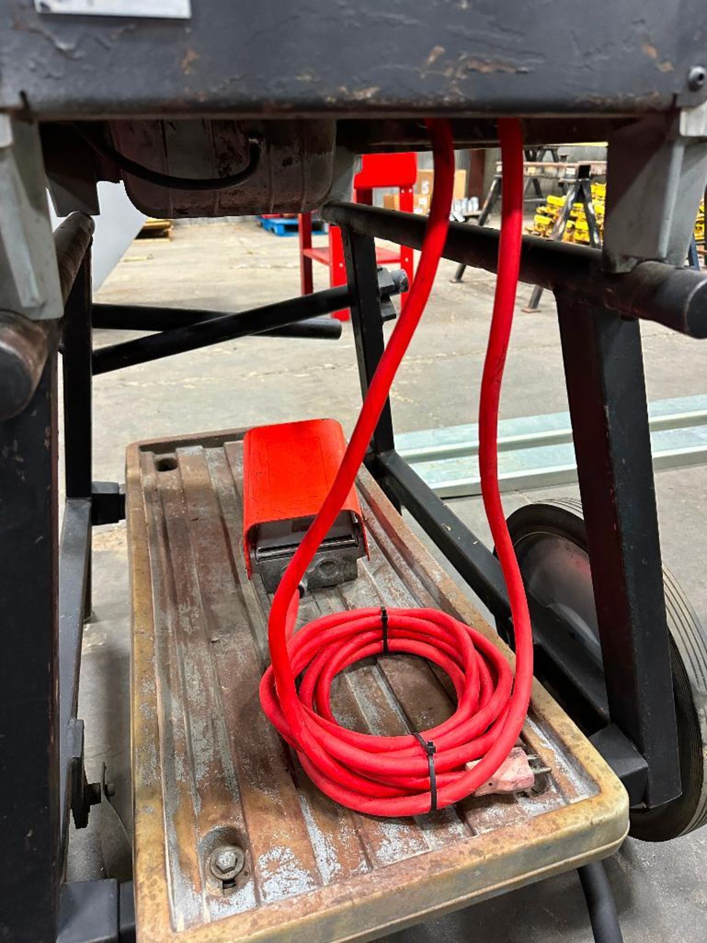 Ridgid 535 Manual Chuck Threader w/ Cutter, Reamer, Foot Pedal, Mobile Stand, Die Head, etc. - Image 7 of 9