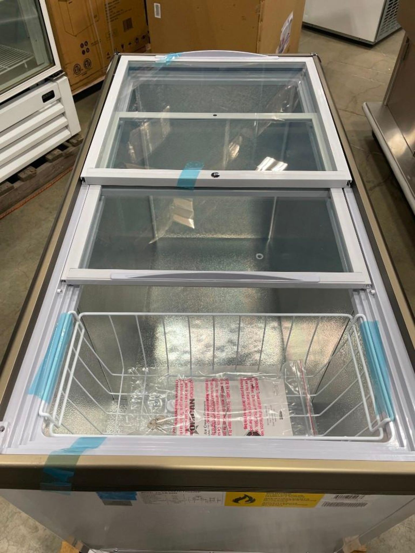 45.7" ICE CREAM DISPLAY CHEST FREEZER WITH FLAT GLASS TOP, OMCAN 45293 - NEW SCRATCH & DENT - Image 12 of 13