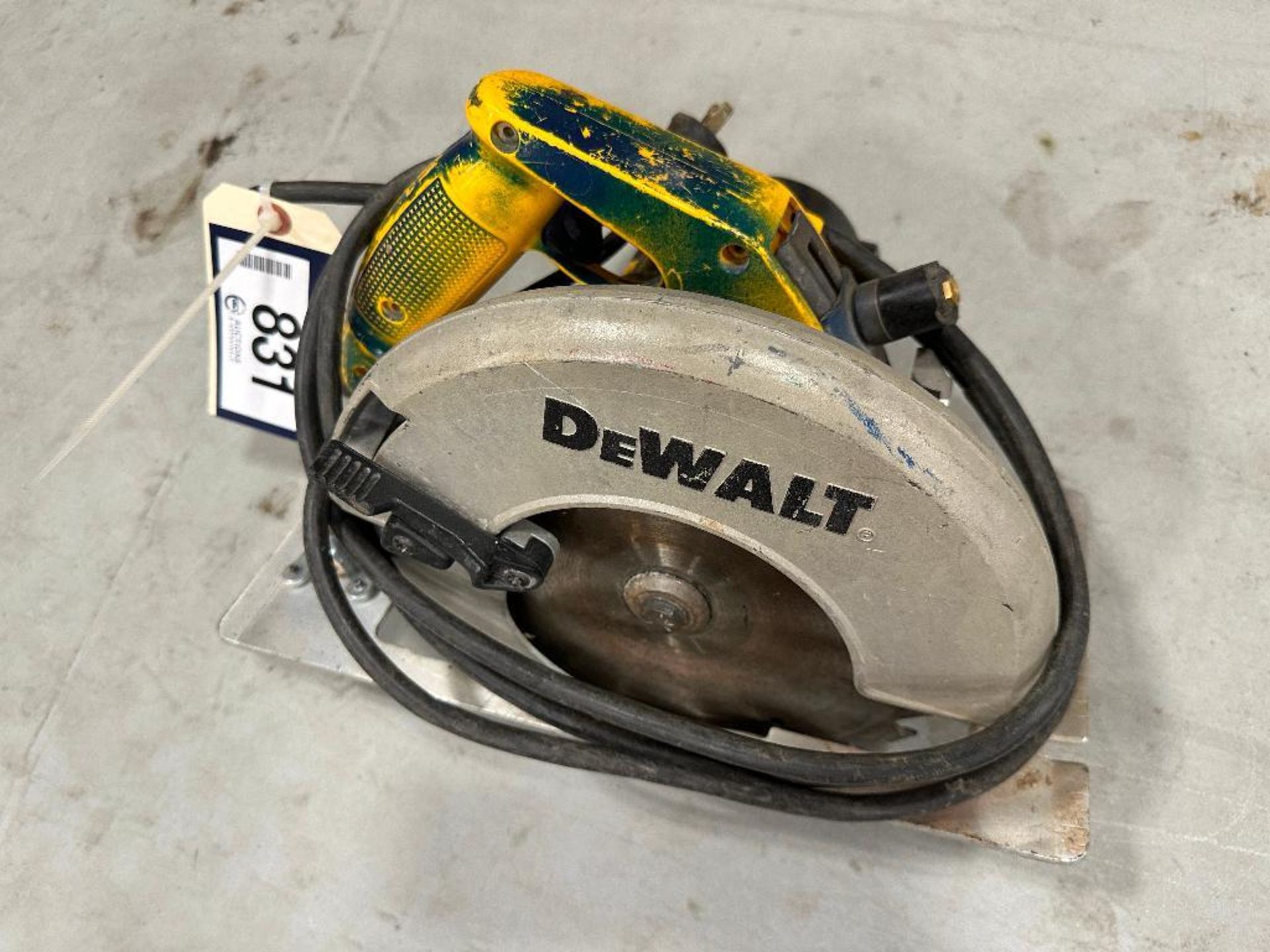 DeWalt DW384 8-1/4" Circular Saw - Image 2 of 5