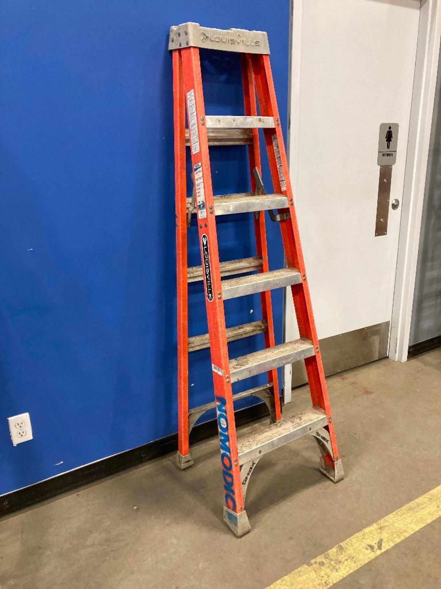Louisville 6' Fiberglass Step Ladder - Image 3 of 6