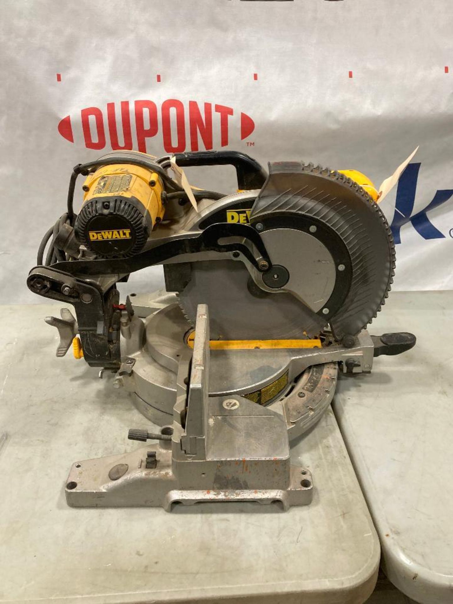 DeWalt DW716 12" Double-Bevel Compound Miter Saw w. Diablo 12" Blade - Image 3 of 5