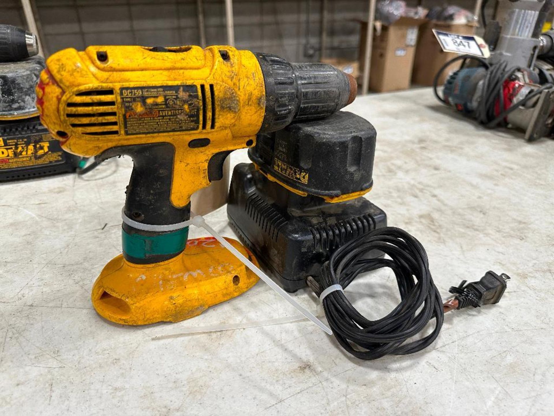 DeWalt 18V DC759 Cordless Drill w/ Battery and Charger - Image 4 of 5