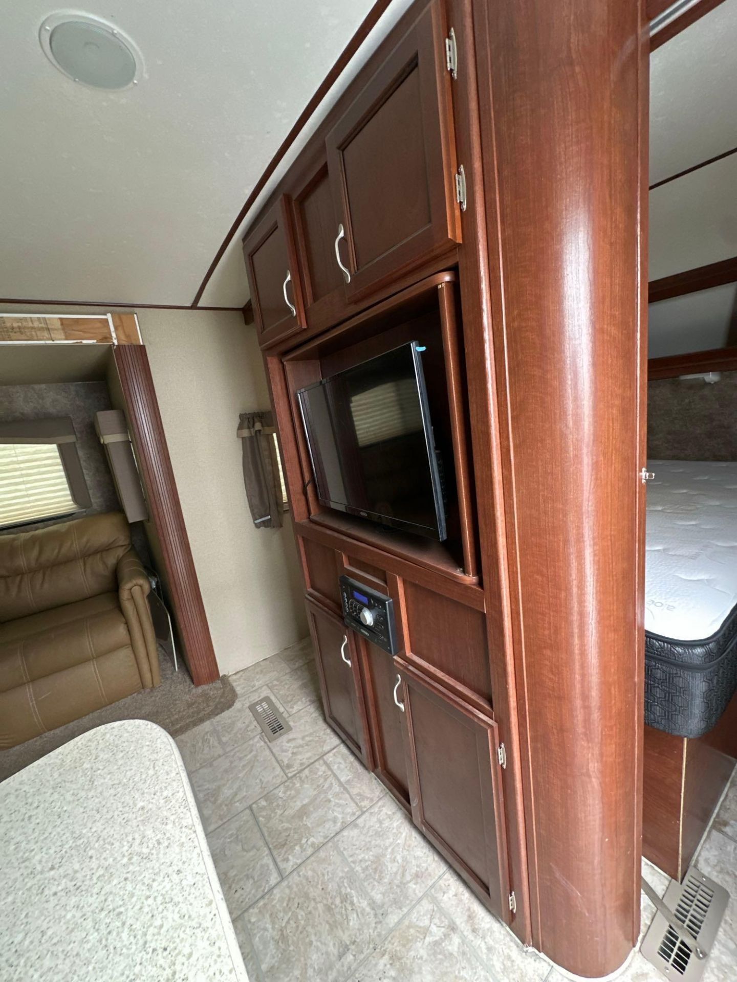 2015 EverGreen RV I-GO G314BDS 35 ft. RV Travel Trailer - Image 13 of 27