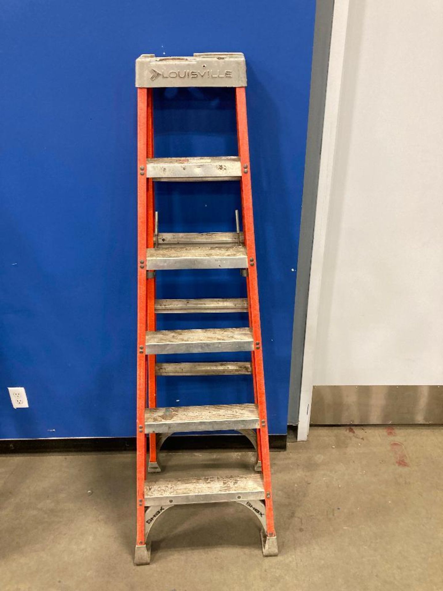 Louisville 6' Fiberglass Step Ladder - Image 2 of 6
