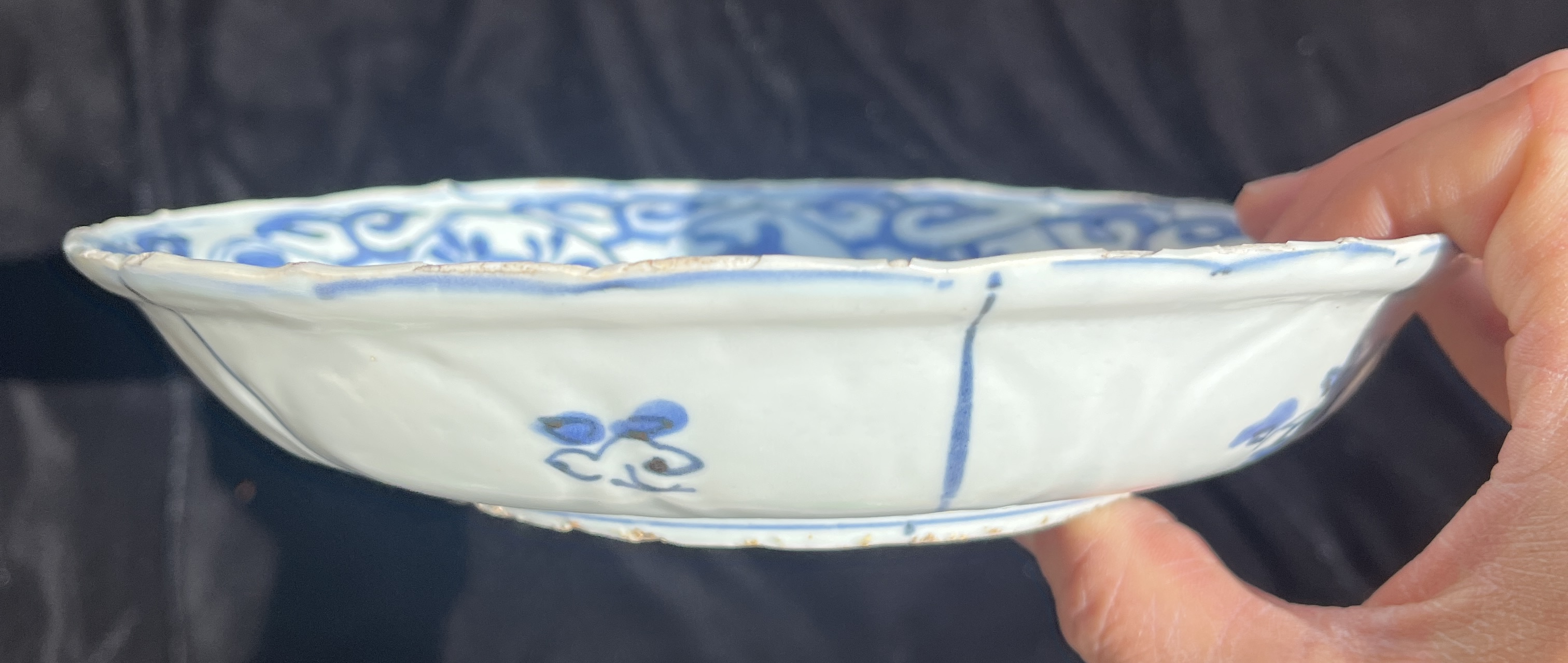 A CHINESE BLUE AND WHITE ‘KRAAK PORSELEIN’ SAUCER DISH, MING DYNASTY, WANLI PERIOD, 1573 – 1619 - Image 8 of 11