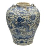 A LARGE CHINESE EXPORT ZHANGZHOU ‘SWATOW’ BLUE AND WHITE PORCELAIN JAR, EARLY 17TH CENTURY