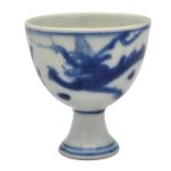 A CHINESE BLUE AND WHITE PORCELAIN 'HATCHER' SHIPWRECK ‘DRAGON’ WINE CUP, CIRCA 1635 – 1640