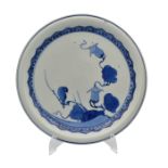A JAPANESE BLUE AND WHITE ARITA PORCELAIN SHALLOW DISH, EDO PERIOD, 17TH CENTURY