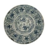 A LARGE CHINESE EXPORT ‘SWATOW’ BLUE AND WHITE PORCELAIN CHARGER, MING DYNASTY, EARLY 17TH CENTURY