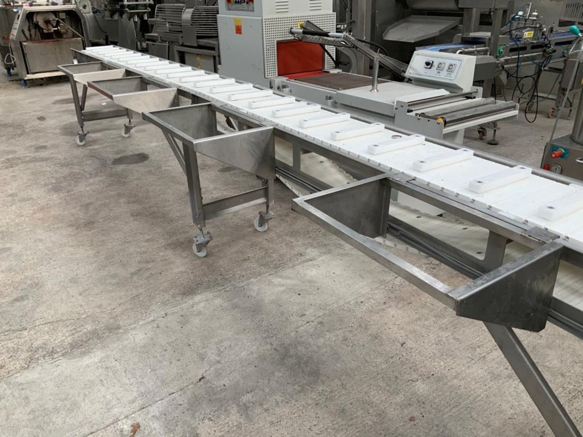 VARIABLE SPEED 8.5M READY MEALS CONVEYOR VARIABLE SPEED WORK STATIONS  LOCATION N.IRELAND SHIPPING - Image 6 of 6