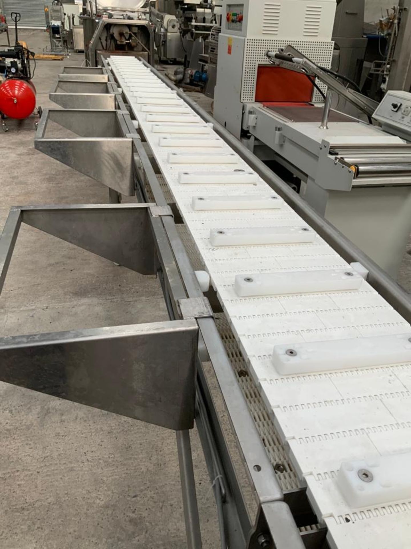 VARIABLE SPEED 8.5M READY MEALS CONVEYOR VARIABLE SPEED WORK STATIONS  LOCATION N.IRELAND SHIPPING - Image 2 of 6